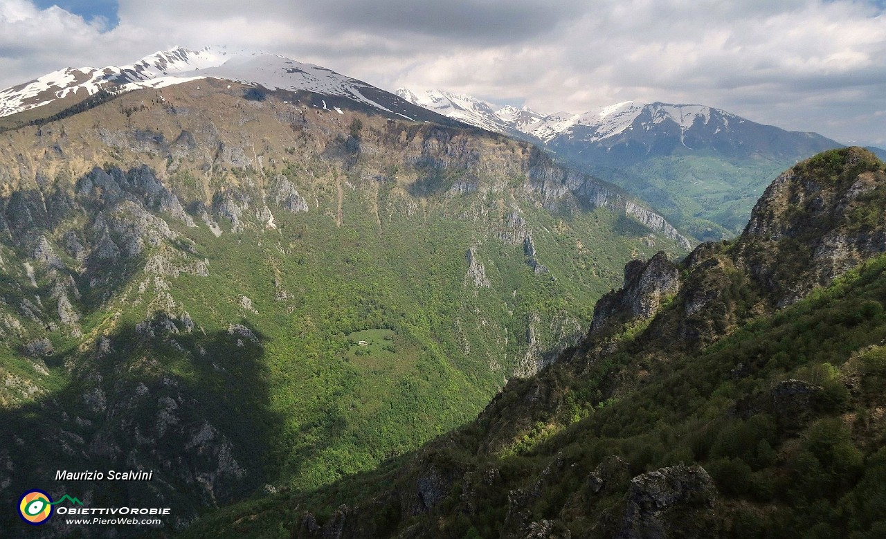 60 Panorama verso Menna e Arera....JPG